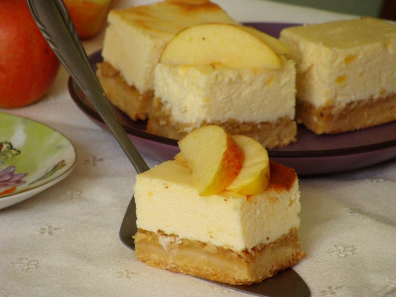 Sernik z jabłkami