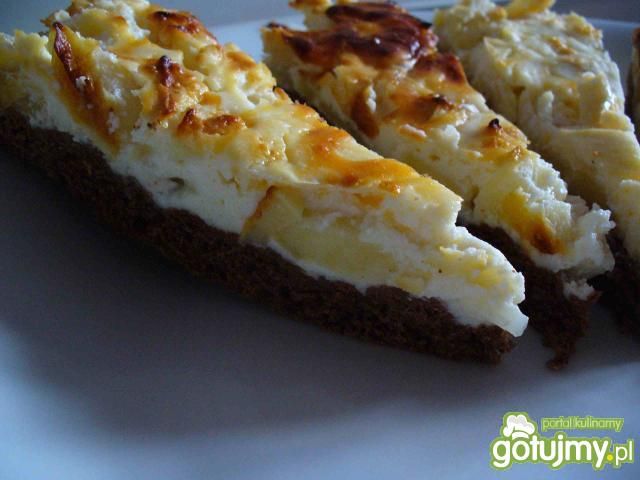 Sernik z jabłkami na ciemnym cieście