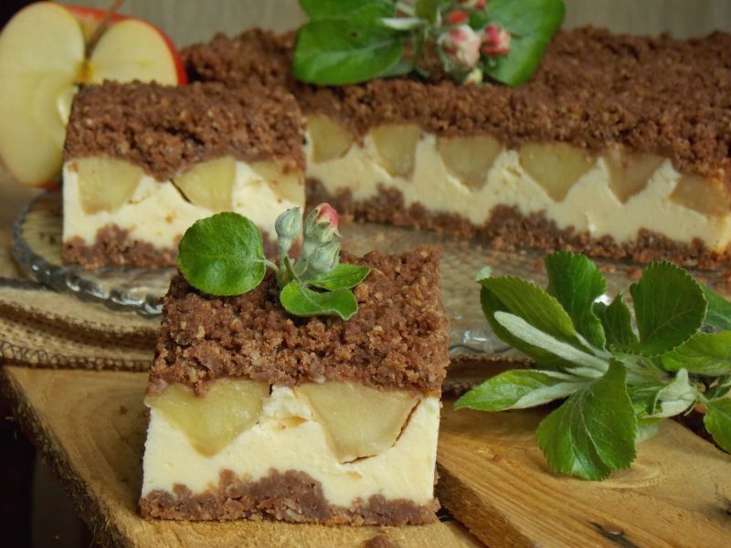 Sernik z jabłkami pod czekoladową kruszonką