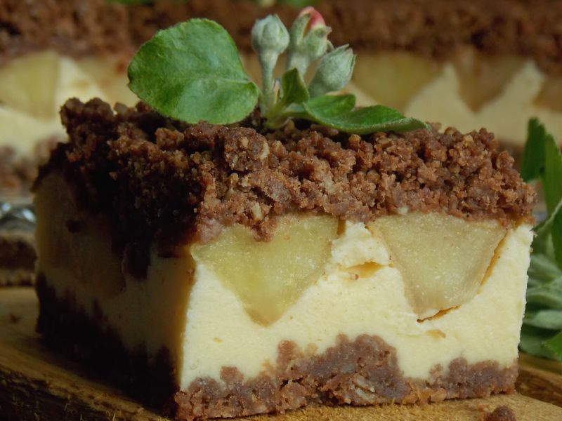 Sernik z jabłkami pod czekoladową kruszonką