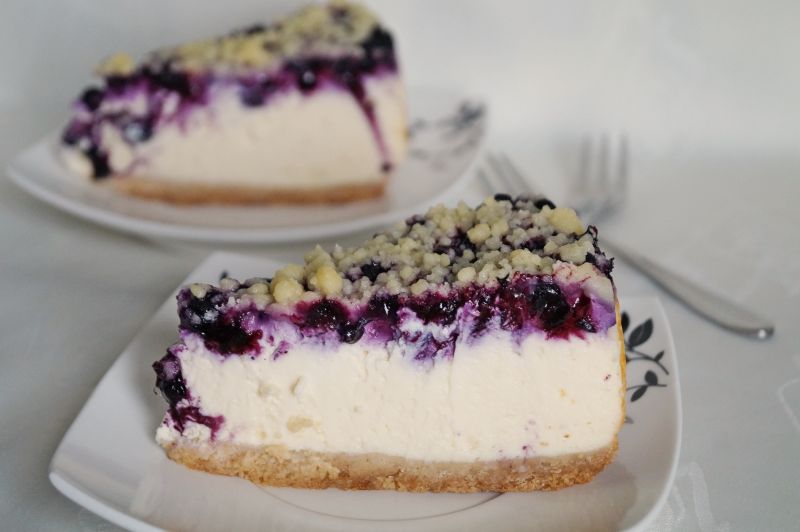 Sernik z jagodami i kruszonką Sernik z jagodami i kruszonką