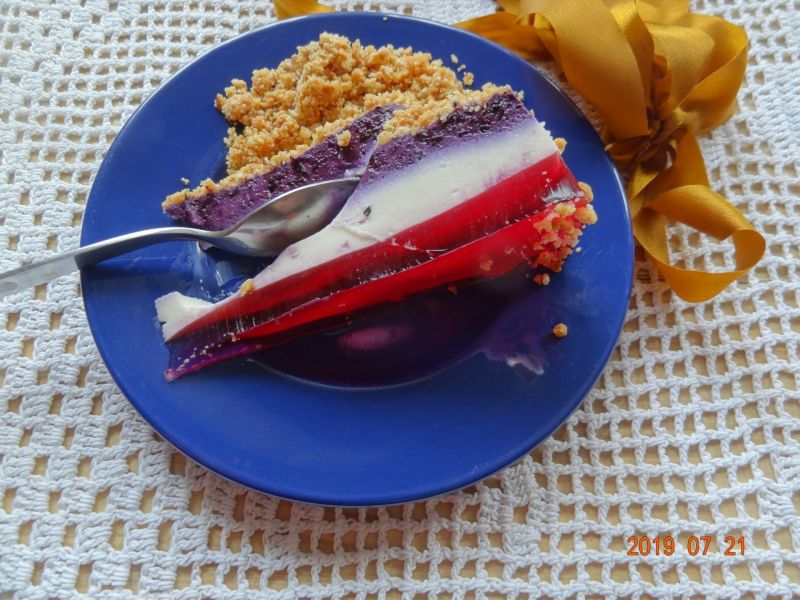 Sernik z jagodami leśnymi i z posypką Sernik z jagodami leśnymi i z posypką