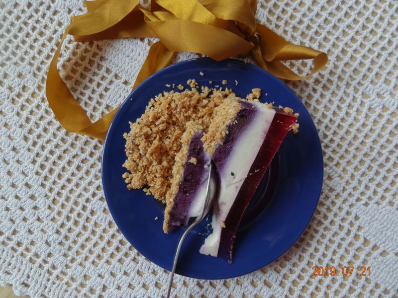 Sernik z jagodami leśnymi i z posypką Sernik z jagodami leśnymi i z posypką