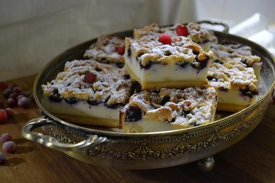 Sernik z jagodami lub borówkami