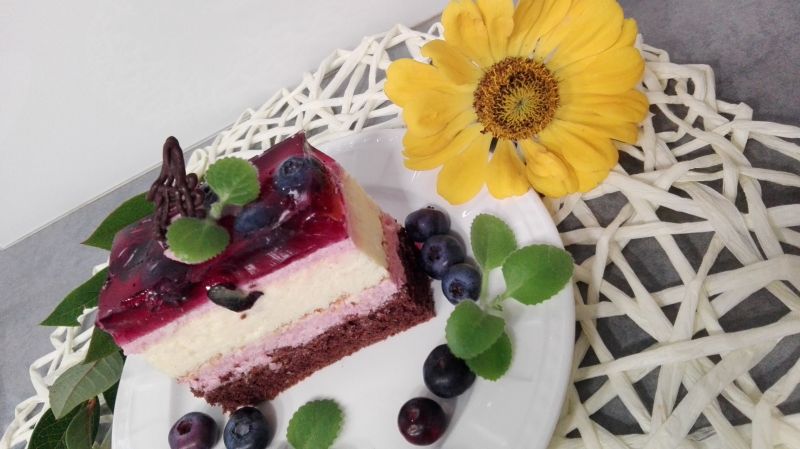Sernik z jagodową galaretką i borówkami