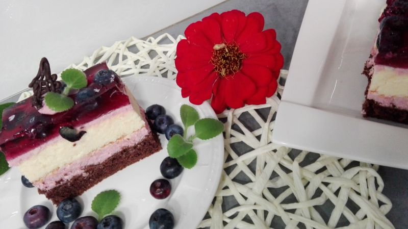 Sernik z jagodową galaretką i borówkami