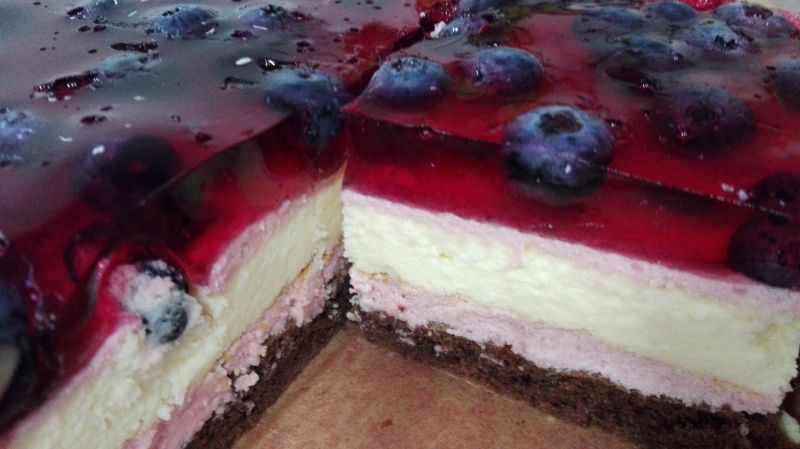 Sernik z jagodową galaretką i borówkami