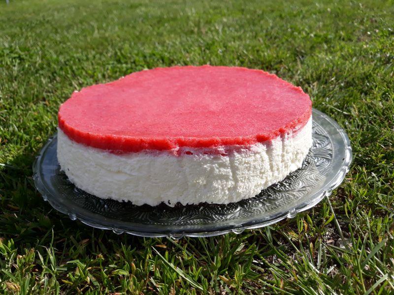 Sernik z jogurtem i musem truskawkowym