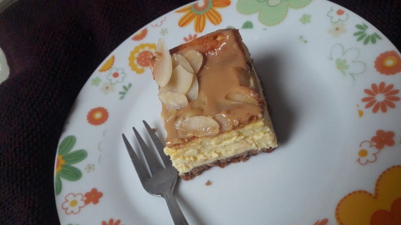 Sernik z kajmakiem i płatkami migdałów Sernik z kajmakiem i płatkami migdałów