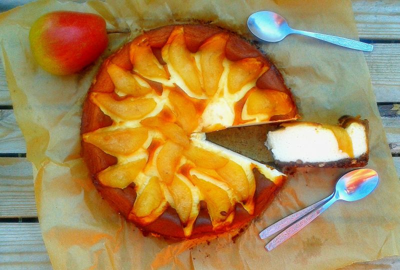 Sernik z karmelizowaną gruszką Sernik z karmelizowaną gruszką