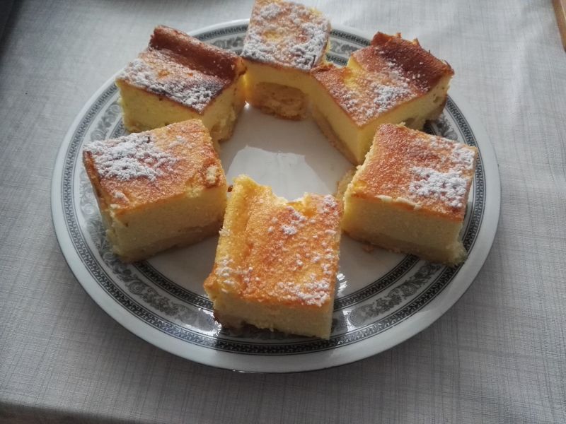 Sernik z karmelizowanymi gruszkami