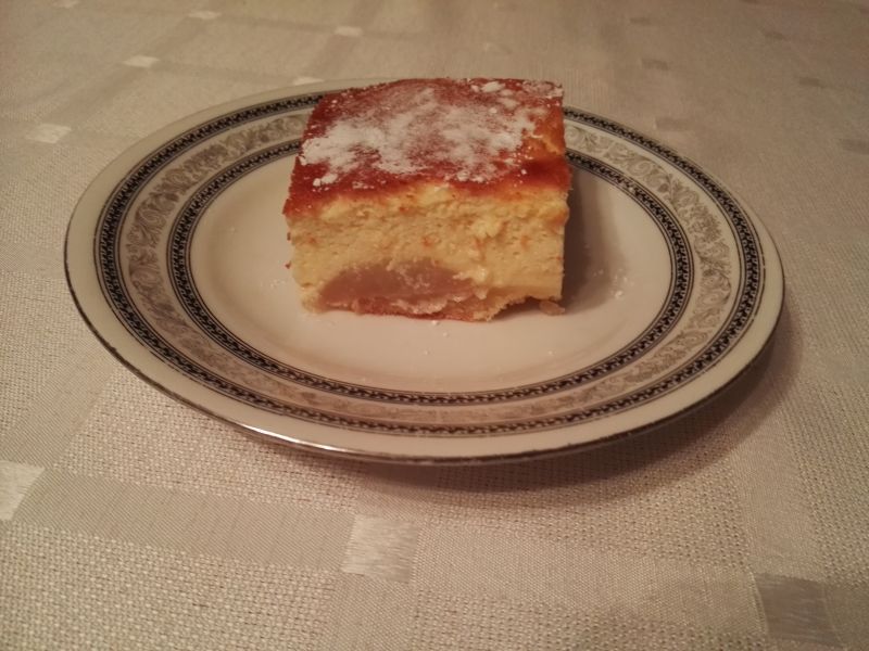 Sernik z karmelizowanymi gruszkami