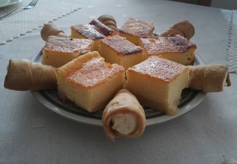 Sernik z karmelizowanymi gruszkami