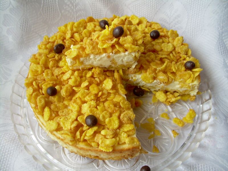 Sernik z karmelizowanymi płatkami kukurydzianymi