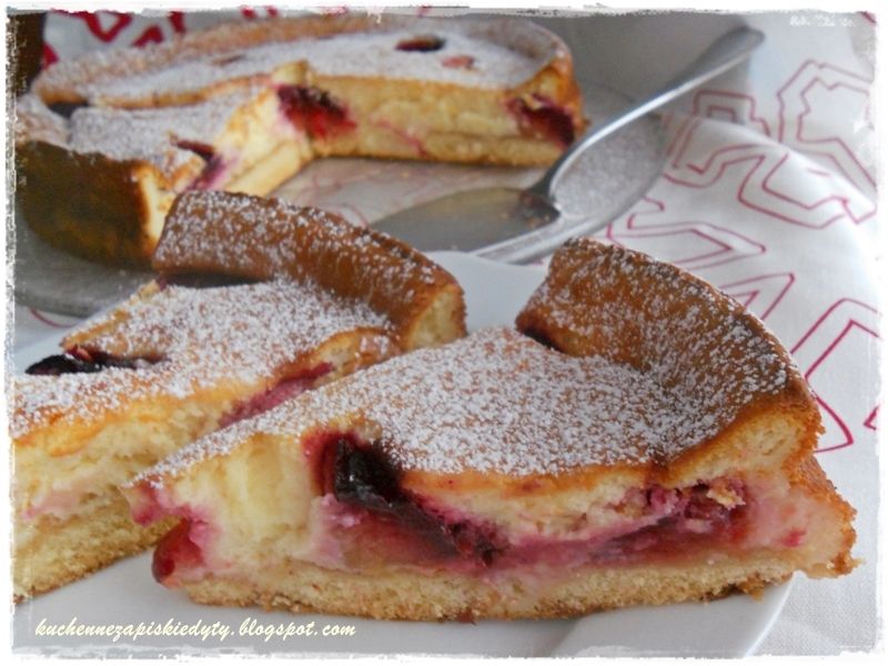 Sernik z karmelizowanymi śliwkami