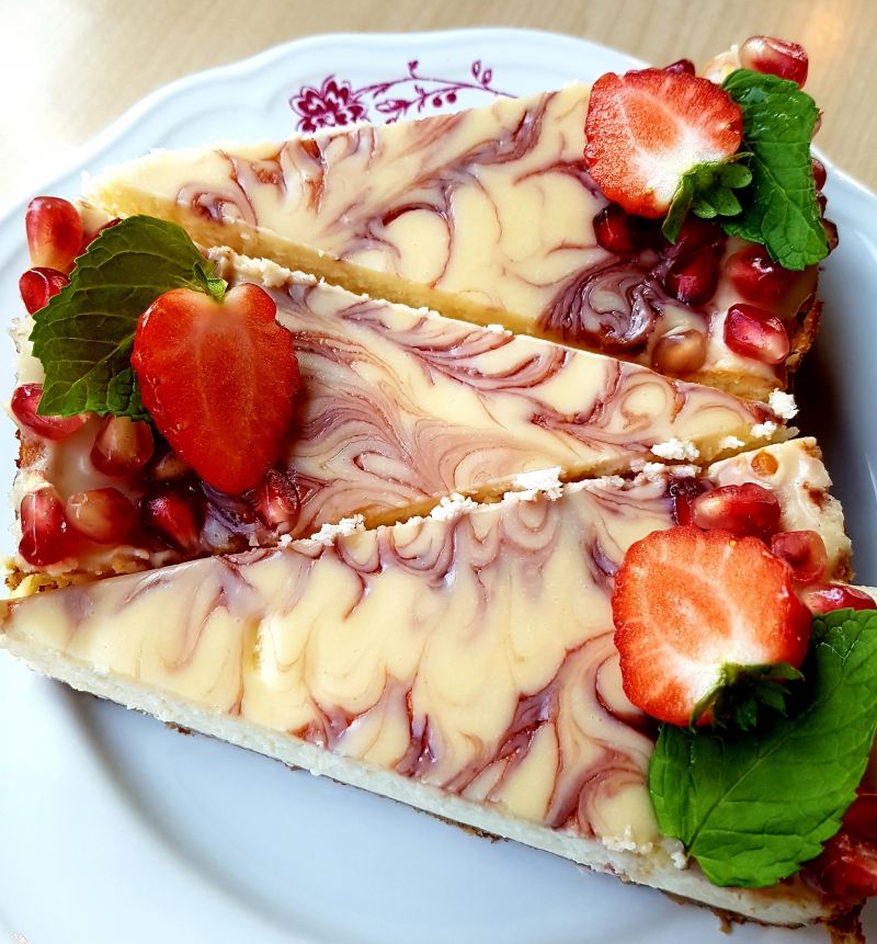 Sernik z kokosem, białą czekoladą i malinami