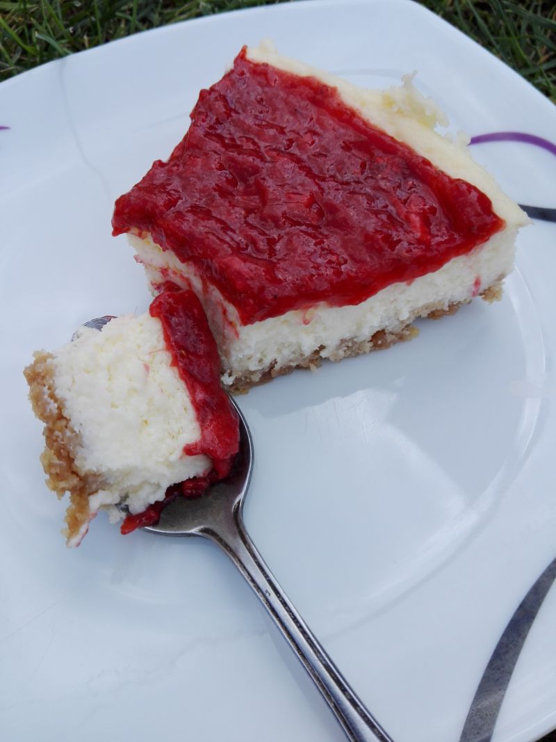 Sernik z konfiturą rabarbarowo-poziomkową Sernik z konfiturą rabarbarowo-poziomkową