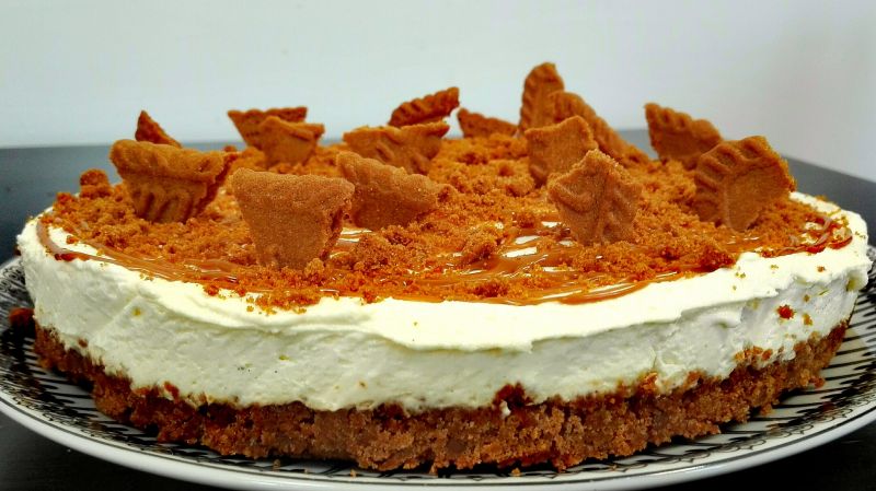 Sernik z kremem z karmelizowanych ciasteczek
