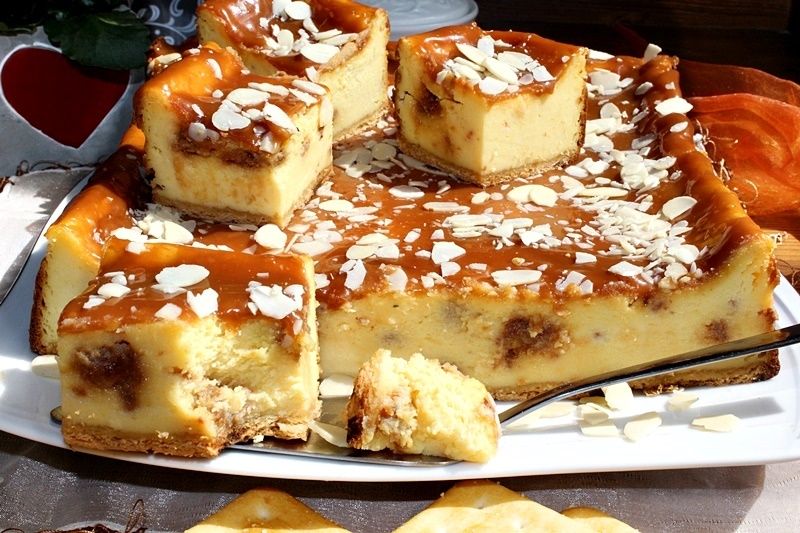 Sernik z krówkami pieczony na krakersach Sernik z krówkami pieczony na krakersach