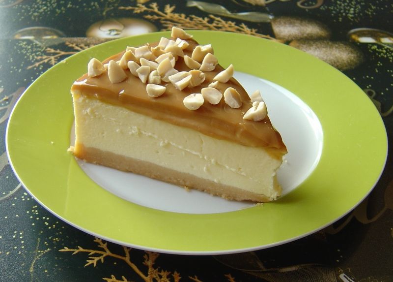 Sernik z krówkową polewą i orzeszkami Sernik z krówkową polewą i orzeszkami
