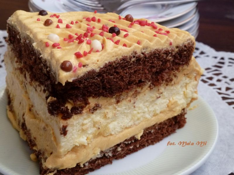 Sernik z krówkowym kremem w migdałowym biszkopcie