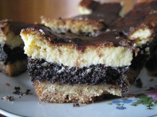 Sernik z makiem i owocami