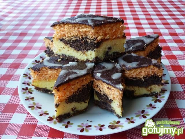 Sernik z makiem pod różową kołderką.