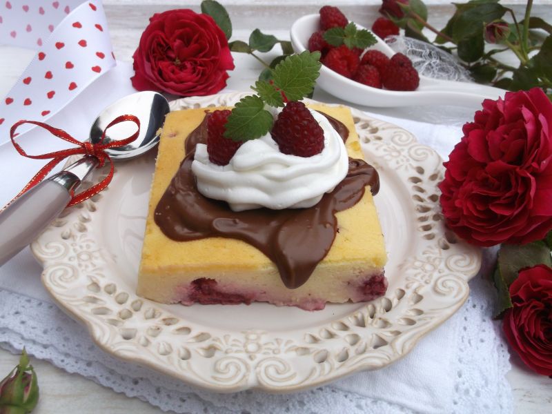 Sernik z malinami, czekoladą i bitą śmietaną