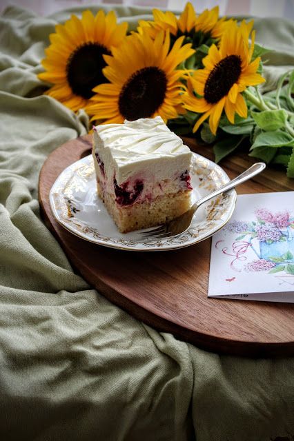 Sernik z malinami i kremem z białej czekolady