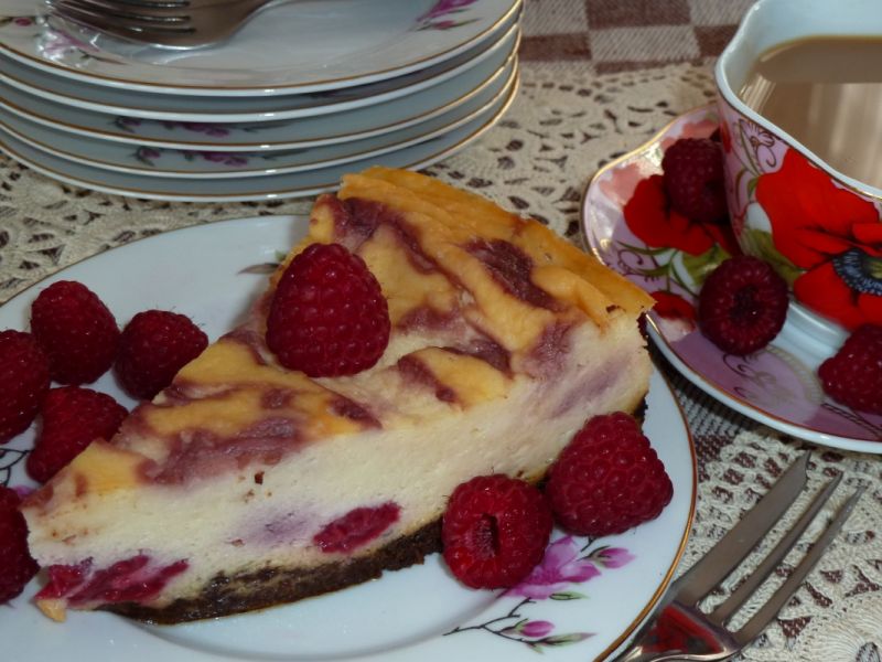 Sernik z malinami na czekoladowym spodzie