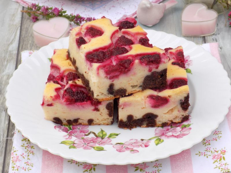 Sernik z malinami na tartym cieście