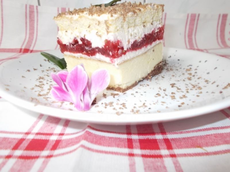 Sernik z malinową chmurką