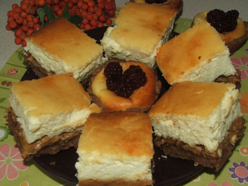 Sernik z masą kajmakową i solonymi orzeszkami Sernik z masą kajmakową i solonymi orzeszkami