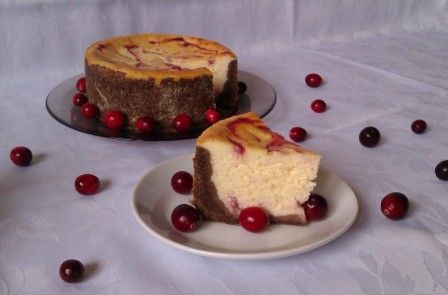 Sernik z mascarpone czekoladą i musem z żurawiny