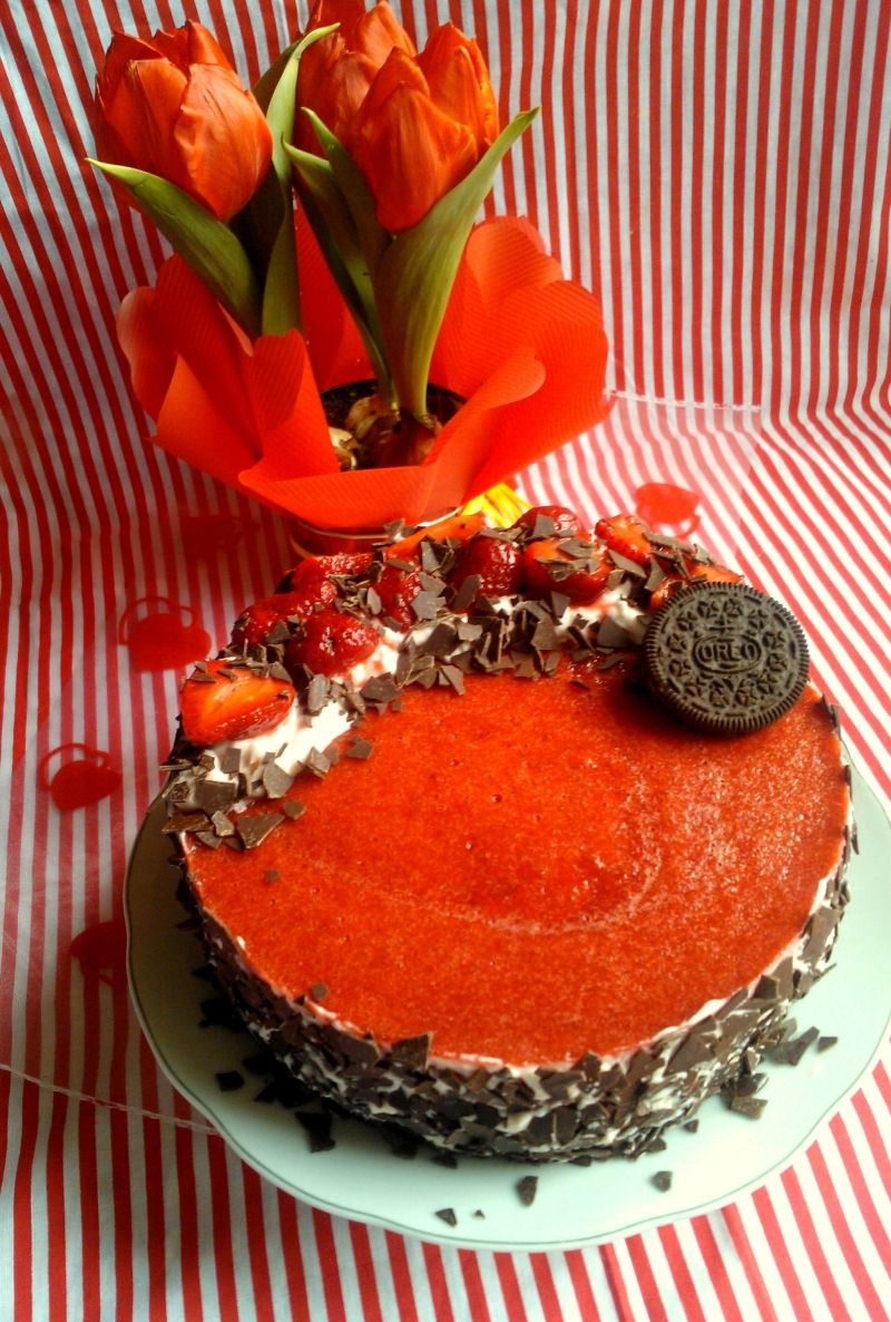 Sernik z mascarpone, truskawkami i Oreo Sernik z mascarpone, truskawkami i Oreo