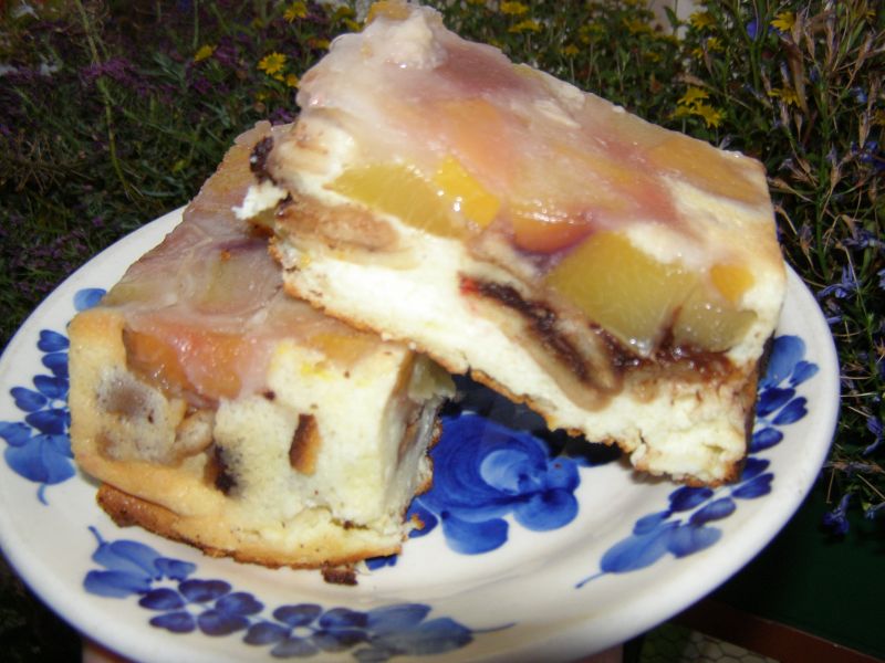 Sernik z mascarpone z brzoskwiniami odwrócony