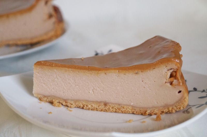 Sernik z masłem orzechowym i polewą krówkową