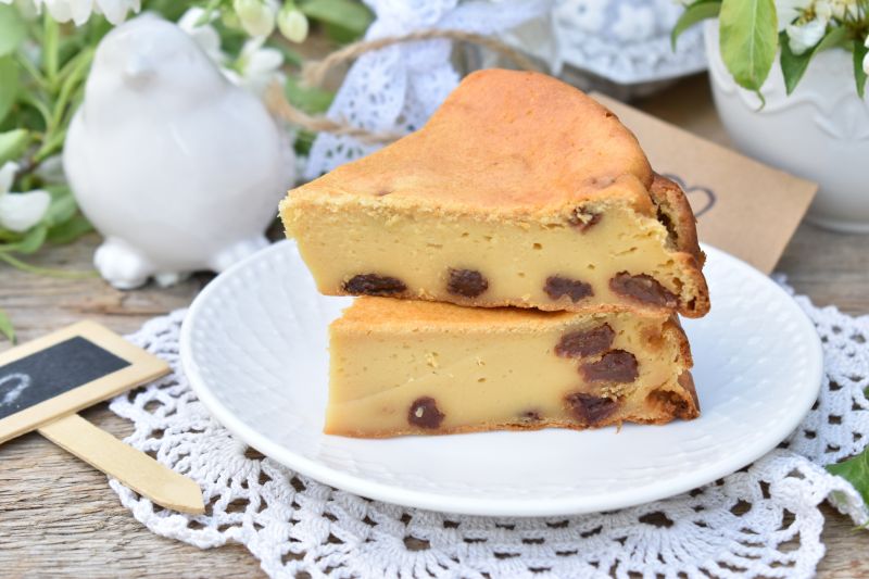Sernik z masłem orzechowym i rodzynkami Sernik z masłem orzechowym i rodzynkami