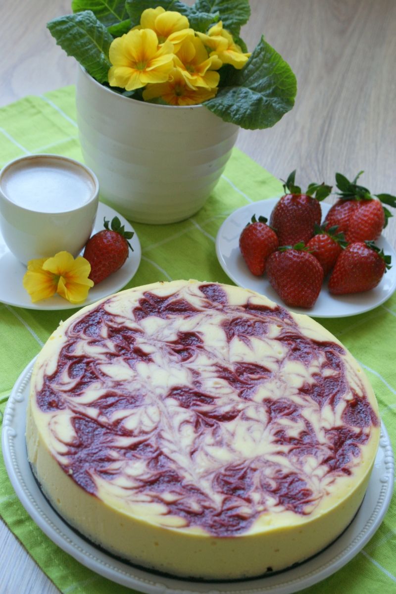 Sernik z musem truskawkowym