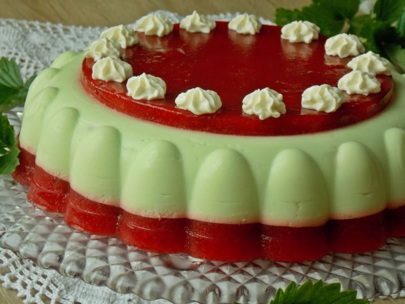 Sernik z musem truskawkowym i arbuzem