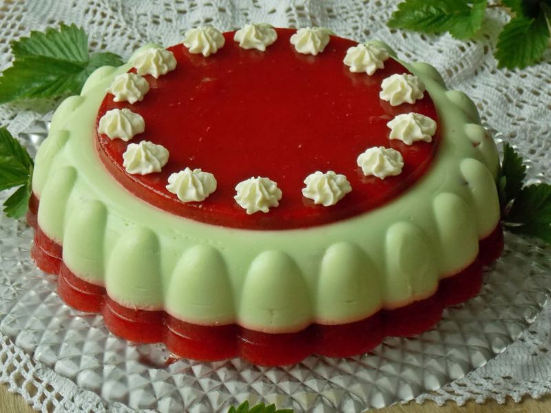 Sernik z musem truskawkowym i arbuzem