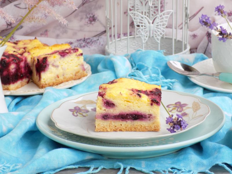 Sernik z musem z czarnej porzeczki