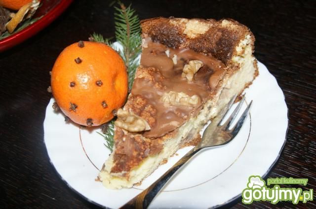 Sernik z orzechami i polewą karmelową 