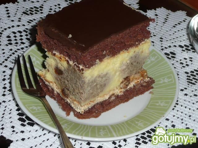 Sernik z  orzechowymi kulkami 