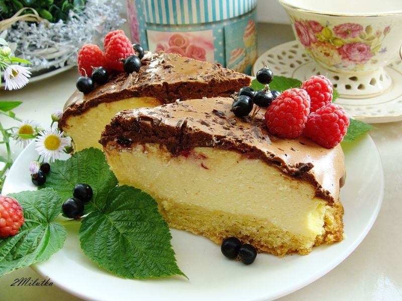 Sernik z owocami i musem z czekolady