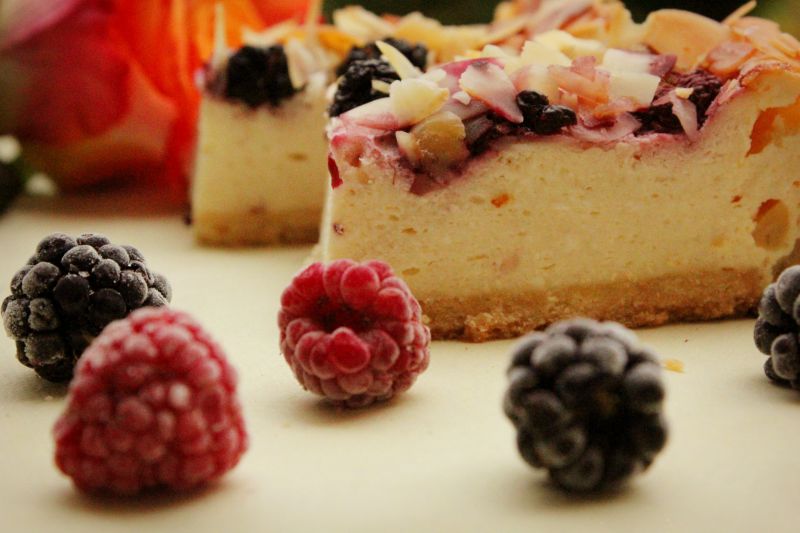 Sernik z owocami leśnymi i migdałami Sernik z owocami leśnymi i migdałami