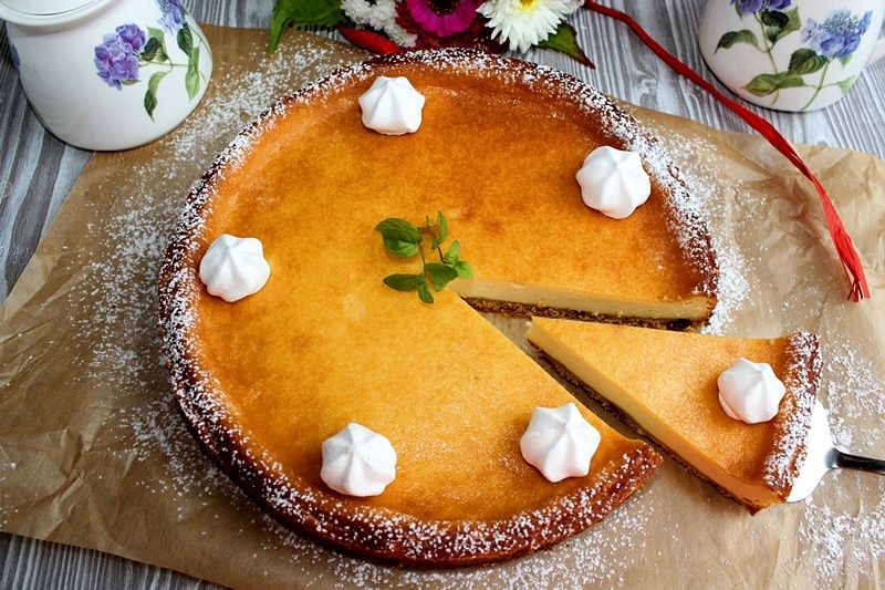 Sernik z palonym masłem na spodzie z bułki tartej Sernik z palonym masłem na spodzie z bułki tartej