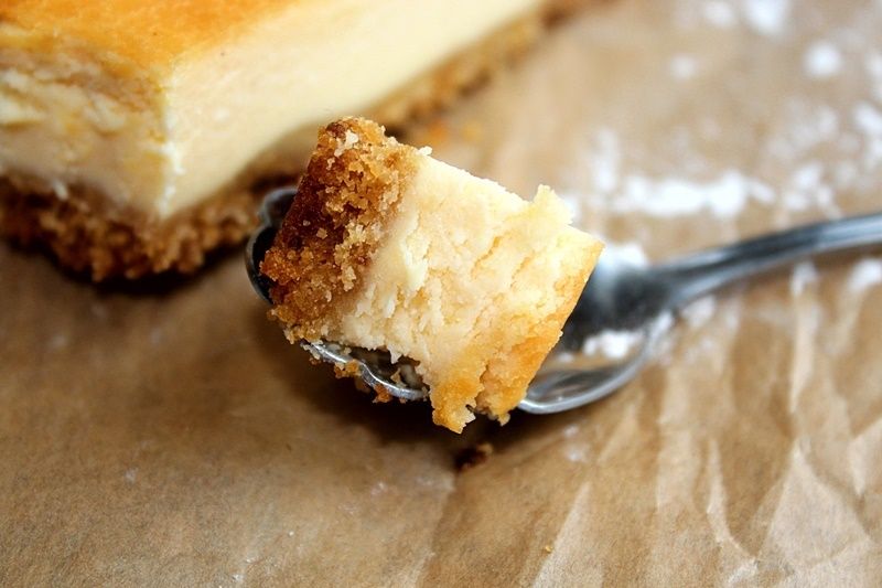 Sernik z palonym masłem na spodzie z bułki tartej Sernik z palonym masłem na spodzie z bułki tartej