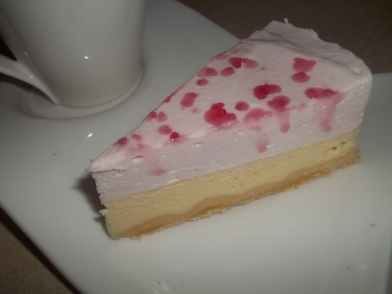 Sernik z pianką śmietanowo - truskawkową Sernik z pianką śmietanowo - truskawkową