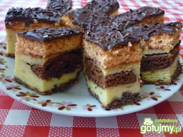 Sernik z pierniczkami.